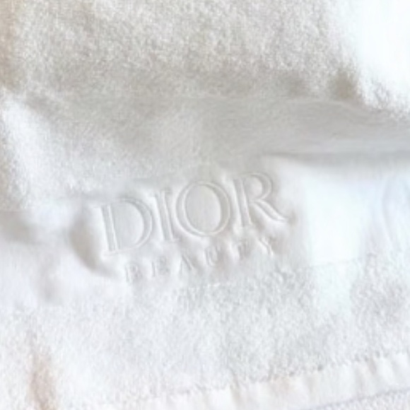 Dior make up bag with bonus gifts. - Picture 4 of 7